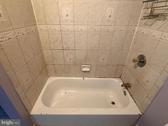 2040 N LAMBERT ST, Philadelphia, PA 19121