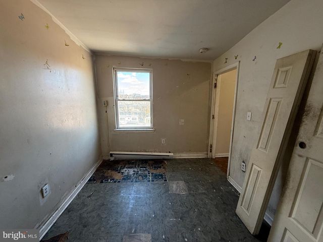 2040 N LAMBERT ST, Philadelphia, PA 19121