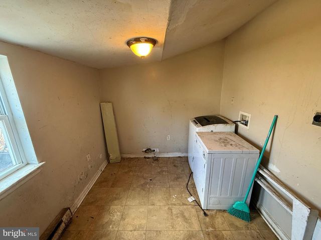 2040 N LAMBERT ST, Philadelphia, PA 19121