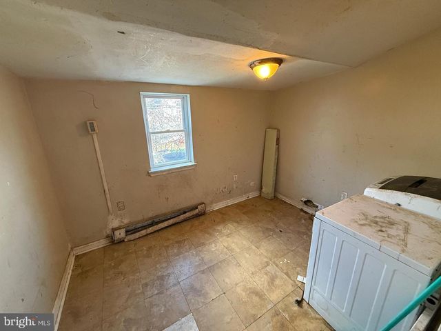 2040 N LAMBERT ST, Philadelphia, PA 19121