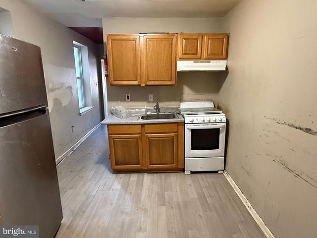 2040 N LAMBERT ST, Philadelphia, PA 19121