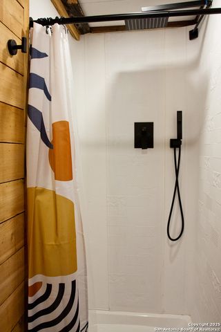 607 Mountain, Lakehills, TX 78063