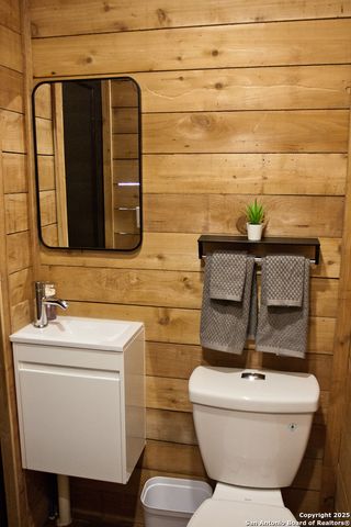 607 Mountain, Lakehills, TX 78063