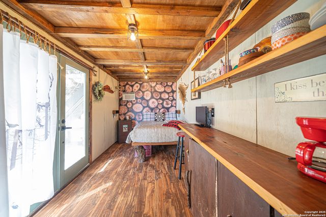 607 Mountain, Lakehills, TX 78063