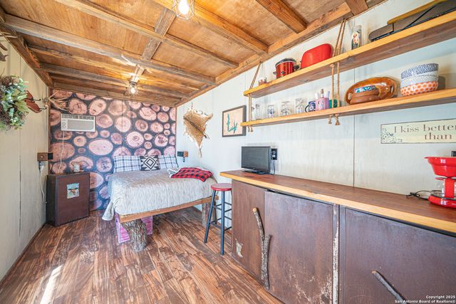 607 Mountain, Lakehills, TX 78063