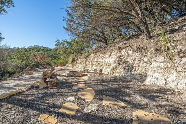 607 Mountain, Lakehills, TX 78063