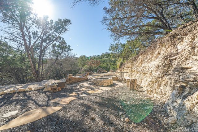 607 Mountain, Lakehills, TX 78063