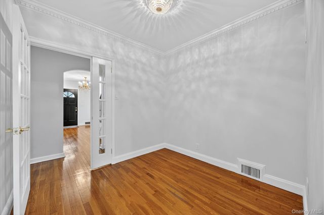 190 Sussex Drive, Manhasset, NY 11030