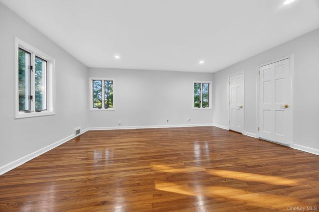 190 Sussex Drive, Manhasset, NY 11030