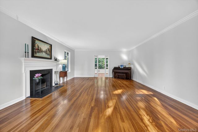 190 Sussex Drive, Manhasset, NY 11030