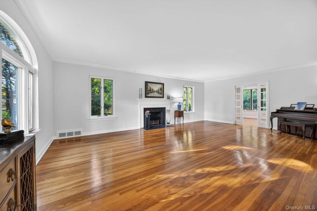 190 Sussex Drive, Manhasset, NY 11030