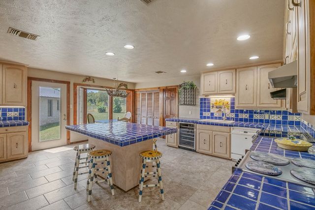 668 Elm Pass Rd, Center Point, TX 78010