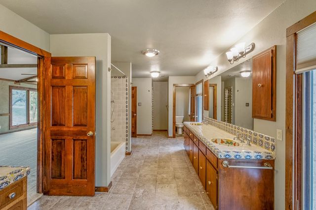 668 Elm Pass Rd, Center Point, TX 78010