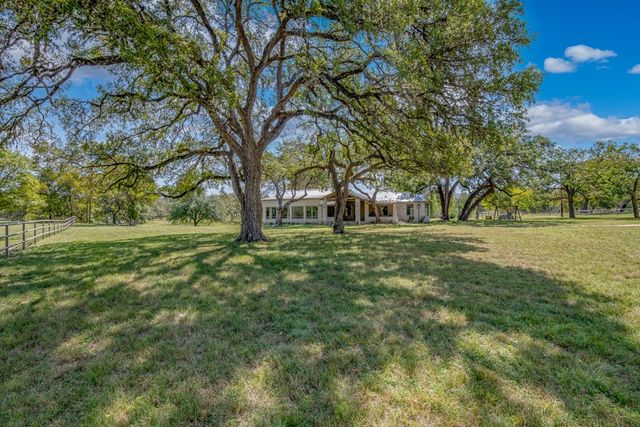 668 Elm Pass Rd, Center Point, TX 78010