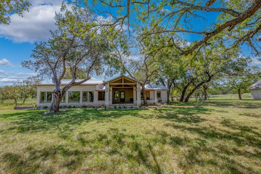 668 Elm Pass Rd, Center Point, TX 78010
