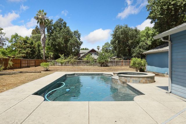 9109 Valley Dr, Stockton, CA 95212