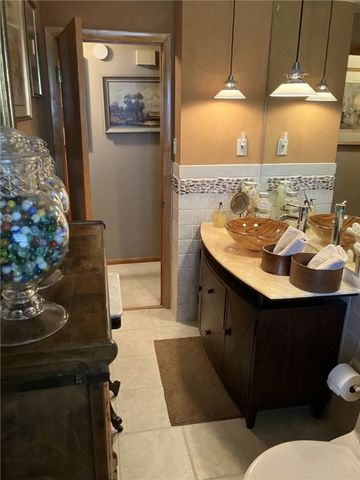 2261 Thomas Dr, North Huntingdon, PA 15642