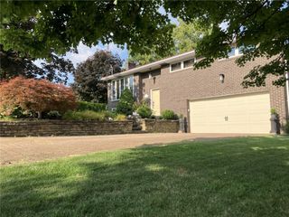 2261 Thomas Dr, North Huntingdon, PA 15642