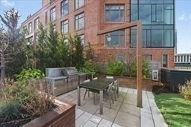 100 Lovejoy Wharf PH 2C, Boston, MA 02114