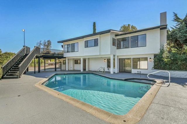 1051 Via Rancho Parkway, Escondido, CA 92029