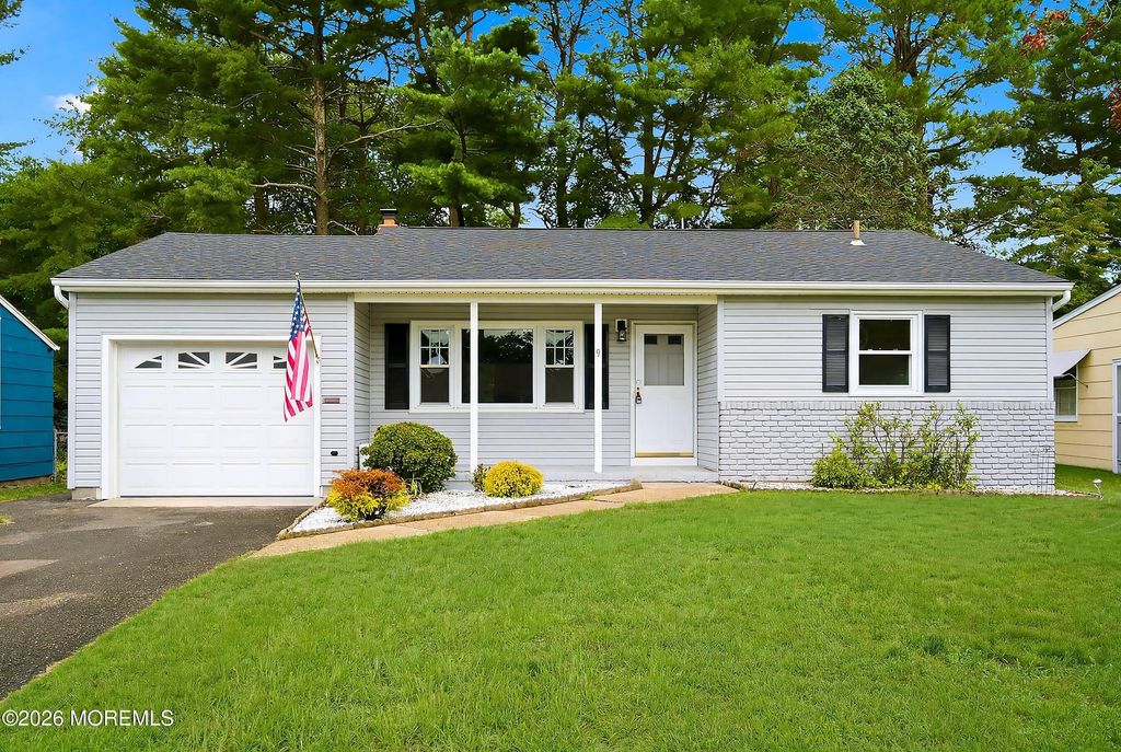 9 Hamilton Court, Toms River, NJ 08757