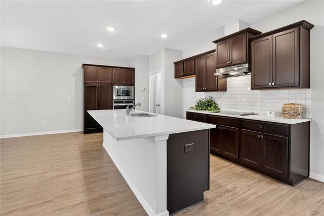 1127 Lucan Ln, Lawrenceville, GA 30043