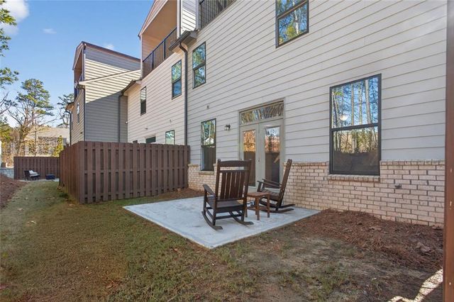 1127 Lucan Ln, Lawrenceville, GA 30043