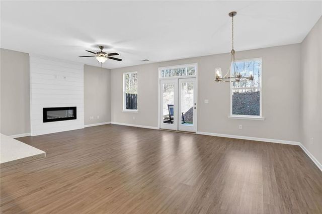 1127 Lucan Ln, Lawrenceville, GA 30043