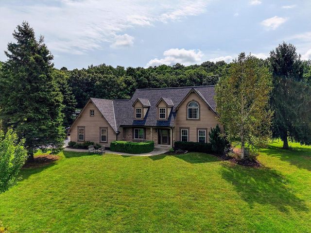 S93W33523 Fieldside COURT, Mukwonago, WI 53149