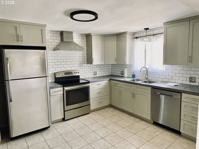 2767 W LANGENBERG Ave, Roseburg, OR 97471