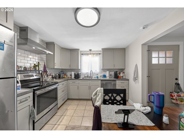 2767 W LANGENBERG Ave, Roseburg, OR 97471