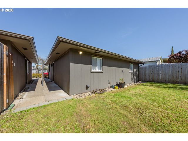 2767 W LANGENBERG Ave, Roseburg, OR 97471