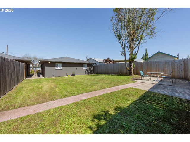 2767 W LANGENBERG Ave, Roseburg, OR 97471