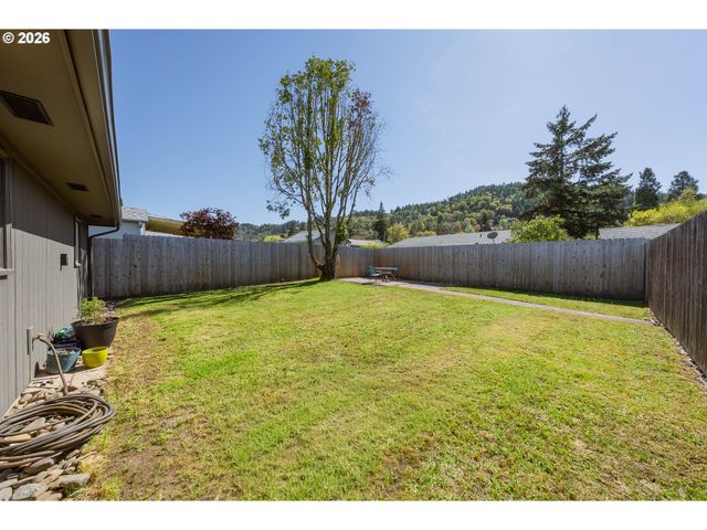 2767 W LANGENBERG Ave, Roseburg, OR 97471