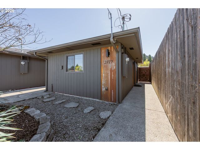 2767 W LANGENBERG Ave, Roseburg, OR 97471