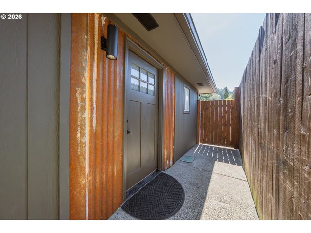 2767 W LANGENBERG Ave, Roseburg, OR 97471