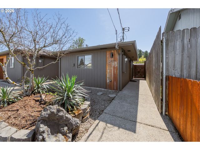 2767 W LANGENBERG Ave, Roseburg, OR 97471