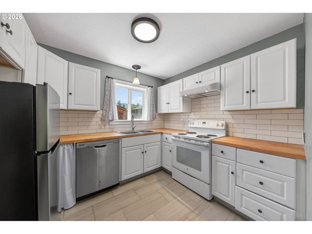 2767 W LANGENBERG Ave, Roseburg, OR 97471