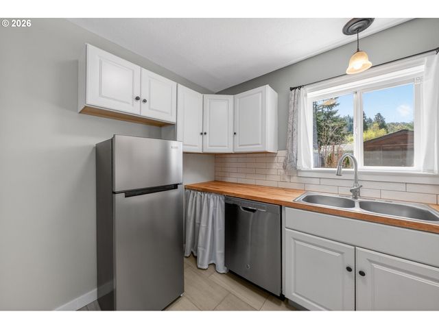 2767 W LANGENBERG Ave, Roseburg, OR 97471