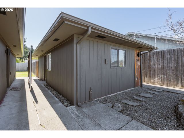 2767 W LANGENBERG Ave, Roseburg, OR 97471