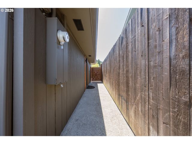 2767 W LANGENBERG Ave, Roseburg, OR 97471