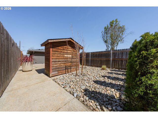 2767 W LANGENBERG Ave, Roseburg, OR 97471