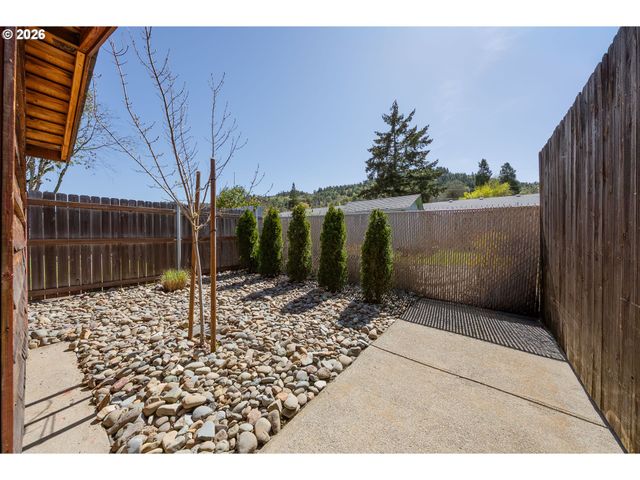 2767 W LANGENBERG Ave, Roseburg, OR 97471