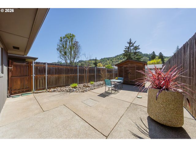 2767 W LANGENBERG Ave, Roseburg, OR 97471