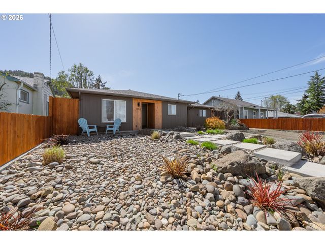 2767 W LANGENBERG Ave, Roseburg, OR 97471