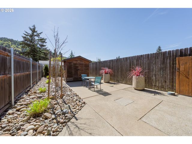 2767 W LANGENBERG Ave, Roseburg, OR 97471