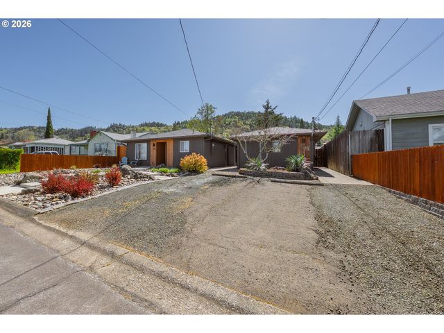 2767 W LANGENBERG Ave, Roseburg, OR 97471