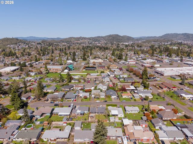 2767 W LANGENBERG Ave, Roseburg, OR 97471