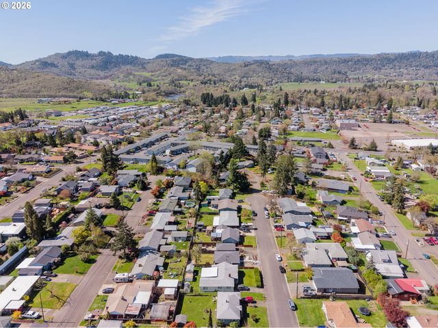 2767 W LANGENBERG Ave, Roseburg, OR 97471