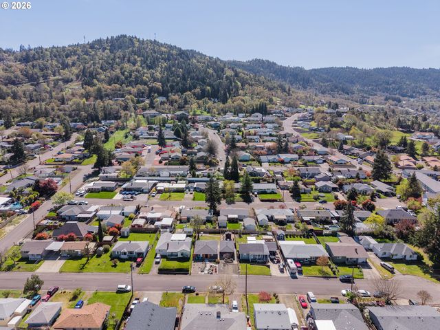 2767 W LANGENBERG Ave, Roseburg, OR 97471
